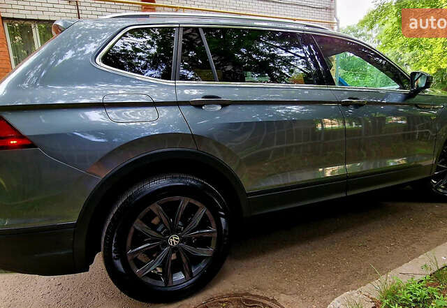 Серый Фольксваген Tiguan Allspace, объемом двигателя 2 л и пробегом 80 тыс. км за 21500 $, фото 5 на Automoto.ua