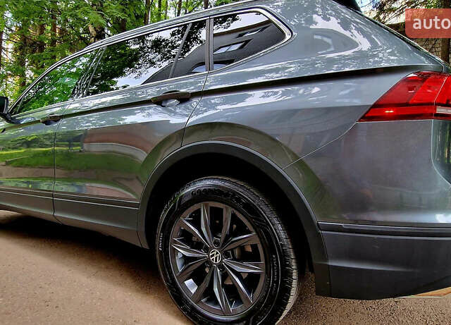 Серый Фольксваген Tiguan Allspace, объемом двигателя 2 л и пробегом 80 тыс. км за 21500 $, фото 9 на Automoto.ua