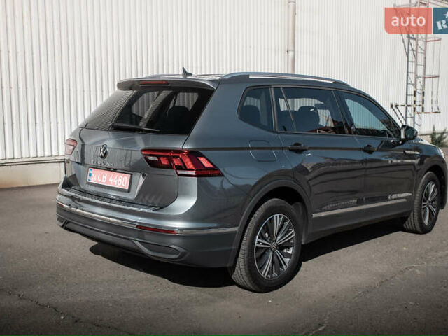 Сірий Фольксваген Tiguan Allspace, об'ємом двигуна 2 л та пробігом 4 тис. км за 28500 $, фото 4 на Automoto.ua