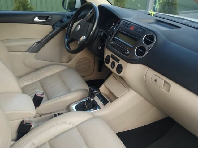 Білий Фольксваген Тігуан, об'ємом двигуна 2 л та пробігом 322 тис. км за 10500 $, фото 4 на Automoto.ua