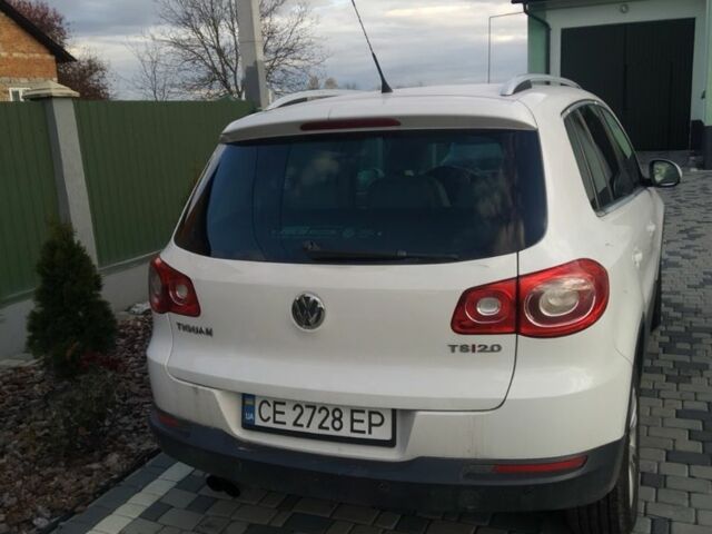 Білий Фольксваген Тігуан, об'ємом двигуна 2 л та пробігом 322 тис. км за 10500 $, фото 3 на Automoto.ua