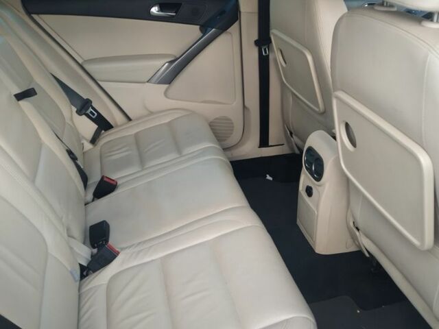 Білий Фольксваген Тігуан, об'ємом двигуна 2 л та пробігом 322 тис. км за 10500 $, фото 1 на Automoto.ua