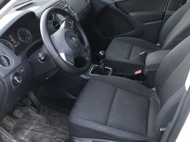 Білий Фольксваген Тігуан, об'ємом двигуна 2 л та пробігом 125 тис. км за 10000 $, фото 7 на Automoto.ua