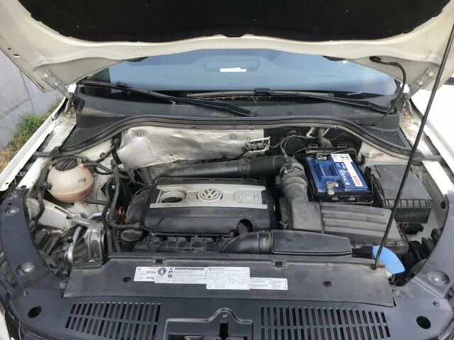 Білий Фольксваген Тігуан, об'ємом двигуна 2 л та пробігом 125 тис. км за 10000 $, фото 2 на Automoto.ua