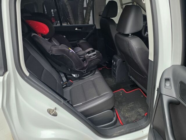 Белый Фольксваген Тигуан, объемом двигателя 2 л и пробегом 141 тыс. км за 11000 $, фото 4 на Automoto.ua