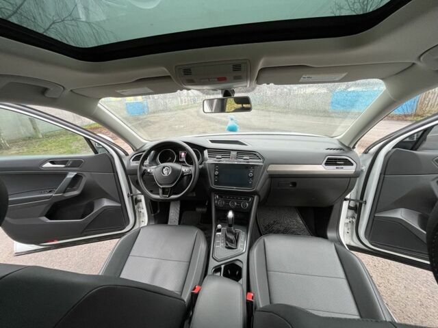 Белый Фольксваген Тигуан, объемом двигателя 2 л и пробегом 119 тыс. км за 20000 $, фото 4 на Automoto.ua