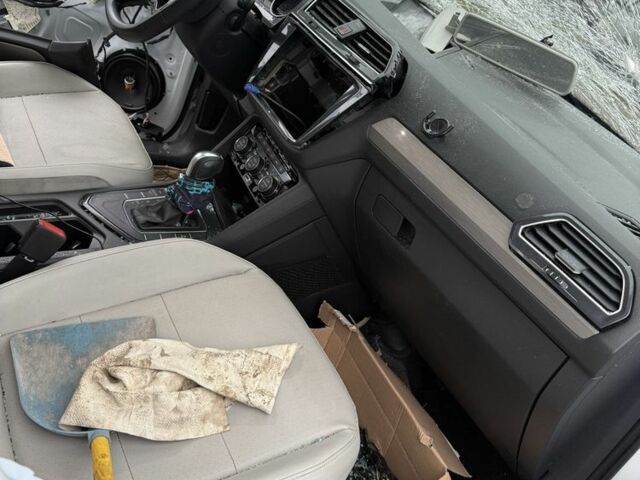 Белый Фольксваген Тигуан, объемом двигателя 2 л и пробегом 6 тыс. км за 1000 $, фото 3 на Automoto.ua