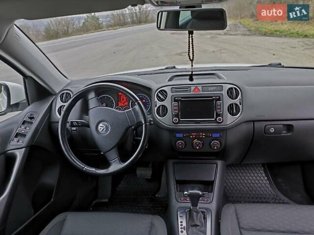 Білий Фольксваген Тігуан, об'ємом двигуна 1.97 л та пробігом 140 тис. км за 12000 $, фото 36 на Automoto.ua