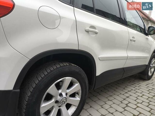 Білий Фольксваген Тігуан, об'ємом двигуна 1.97 л та пробігом 140 тис. км за 12000 $, фото 18 на Automoto.ua
