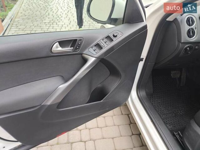 Білий Фольксваген Тігуан, об'ємом двигуна 1.97 л та пробігом 140 тис. км за 12000 $, фото 1 на Automoto.ua