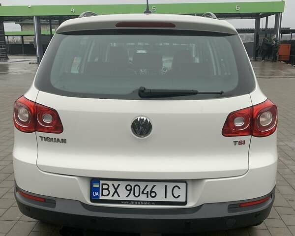Белый Фольксваген Тигуан, объемом двигателя 1.4 л и пробегом 270 тыс. км за 10500 $, фото 3 на Automoto.ua
