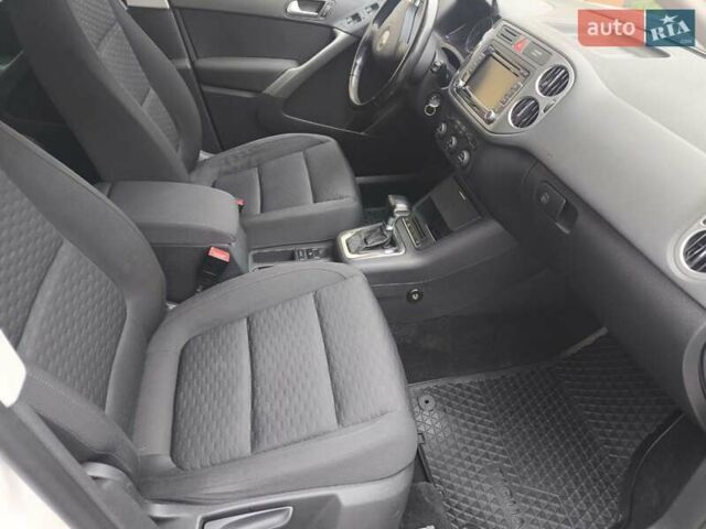 Білий Фольксваген Тігуан, об'ємом двигуна 1.97 л та пробігом 140 тис. км за 12000 $, фото 30 на Automoto.ua