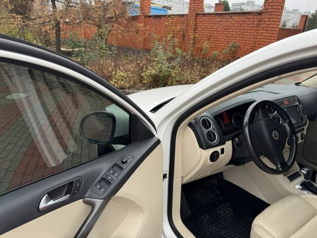 Белый Фольксваген Тигуан, объемом двигателя 2 л и пробегом 256 тыс. км за 10800 $, фото 12 на Automoto.ua