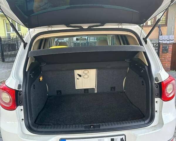 Белый Фольксваген Тигуан, объемом двигателя 2.36 л и пробегом 200 тыс. км за 9000 $, фото 2 на Automoto.ua