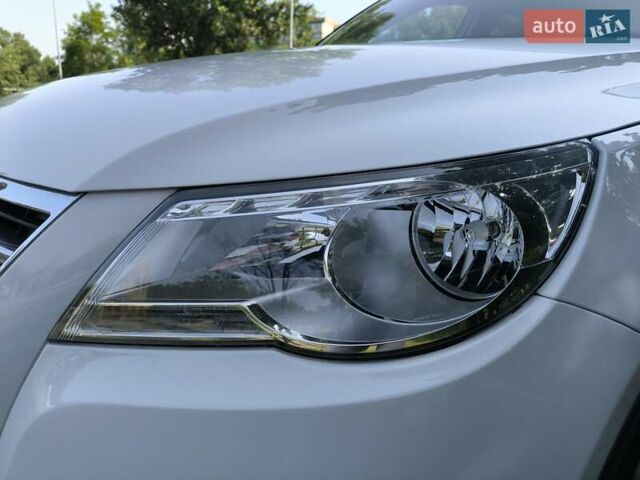 Белый Фольксваген Тигуан, объемом двигателя 2 л и пробегом 150 тыс. км за 10500 $, фото 27 на Automoto.ua