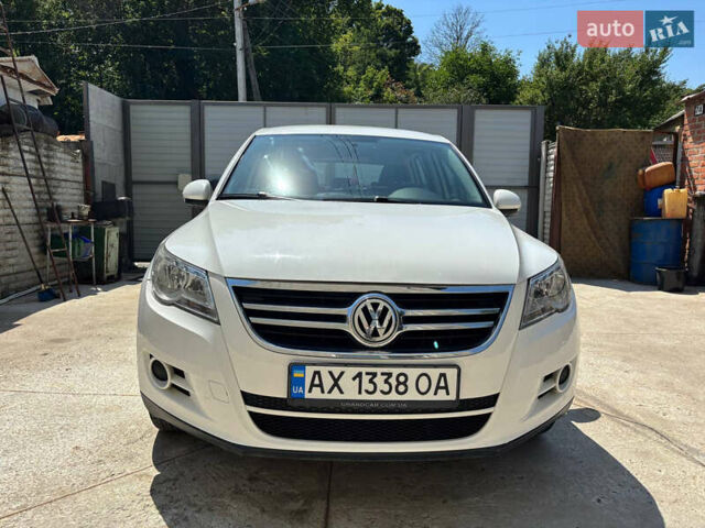 Білий Фольксваген Тігуан, об'ємом двигуна 2 л та пробігом 184 тис. км за 10000 $, фото 1 на Automoto.ua