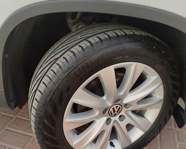 Білий Фольксваген Тігуан, об'ємом двигуна 2 л та пробігом 210 тис. км за 13500 $, фото 11 на Automoto.ua