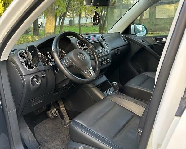 Білий Фольксваген Тігуан, об'ємом двигуна 2 л та пробігом 262 тис. км за 11000 $, фото 6 на Automoto.ua