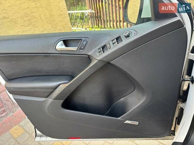 Білий Фольксваген Тігуан, об'ємом двигуна 2 л та пробігом 300 тис. км за 9800 $, фото 9 на Automoto.ua