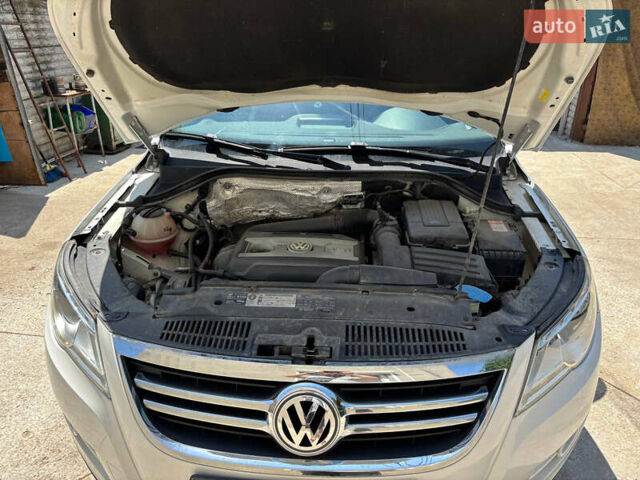 Білий Фольксваген Тігуан, об'ємом двигуна 2 л та пробігом 184 тис. км за 10000 $, фото 10 на Automoto.ua