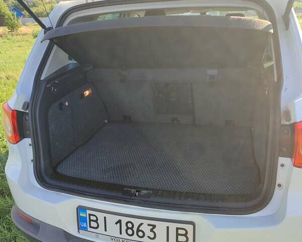 Білий Фольксваген Тігуан, об'ємом двигуна 2 л та пробігом 210 тис. км за 13500 $, фото 3 на Automoto.ua