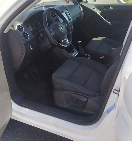 Белый Фольксваген Тигуан, объемом двигателя 1.4 л и пробегом 183 тыс. км за 10200 $, фото 16 на Automoto.ua