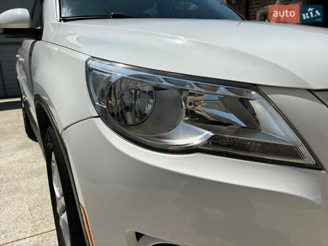 Білий Фольксваген Тігуан, об'ємом двигуна 2 л та пробігом 184 тис. км за 10000 $, фото 2 на Automoto.ua