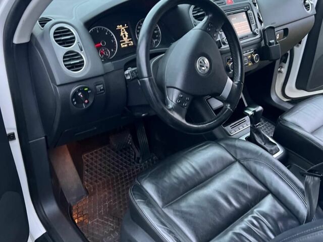 Белый Фольксваген Тигуан, объемом двигателя 2 л и пробегом 241 тыс. км за 7500 $, фото 5 на Automoto.ua