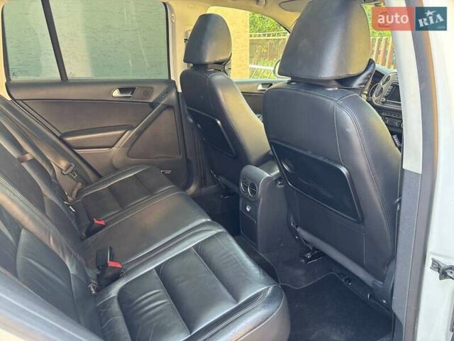 Білий Фольксваген Тігуан, об'ємом двигуна 2 л та пробігом 300 тис. км за 9800 $, фото 15 на Automoto.ua