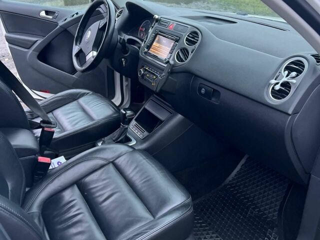 Белый Фольксваген Тигуан, объемом двигателя 2 л и пробегом 241 тыс. км за 7500 $, фото 4 на Automoto.ua