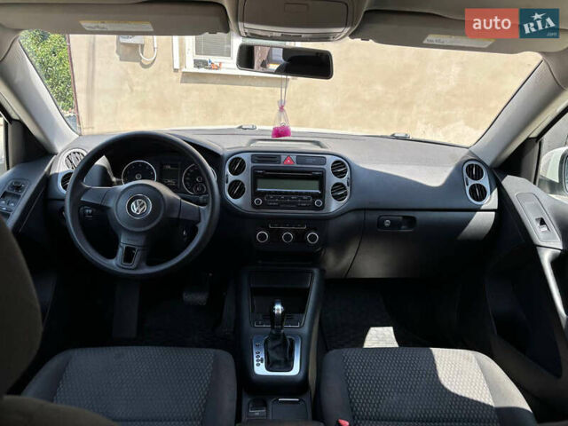 Білий Фольксваген Тігуан, об'ємом двигуна 2 л та пробігом 184 тис. км за 10000 $, фото 14 на Automoto.ua