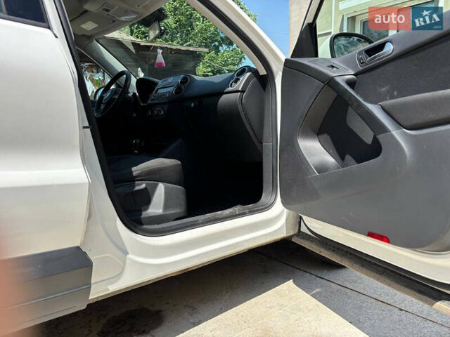 Білий Фольксваген Тігуан, об'ємом двигуна 2 л та пробігом 184 тис. км за 10000 $, фото 3 на Automoto.ua