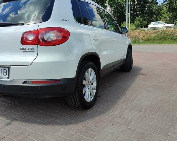 Білий Фольксваген Тігуан, об'ємом двигуна 2 л та пробігом 210 тис. км за 13500 $, фото 7 на Automoto.ua