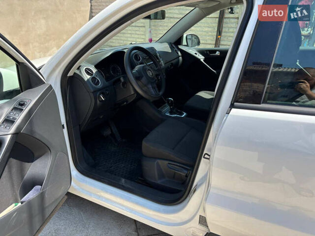 Білий Фольксваген Тігуан, об'ємом двигуна 2 л та пробігом 184 тис. км за 10000 $, фото 16 на Automoto.ua