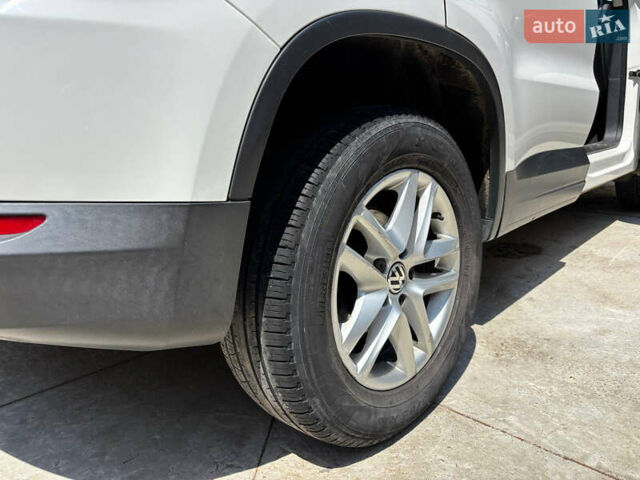 Білий Фольксваген Тігуан, об'ємом двигуна 2 л та пробігом 184 тис. км за 10000 $, фото 5 на Automoto.ua