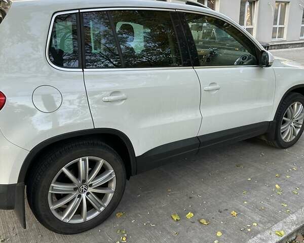 Білий Фольксваген Тігуан, об'ємом двигуна 2 л та пробігом 262 тис. км за 11000 $, фото 2 на Automoto.ua