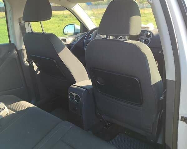 Білий Фольксваген Тігуан, об'ємом двигуна 2 л та пробігом 210 тис. км за 13500 $, фото 14 на Automoto.ua