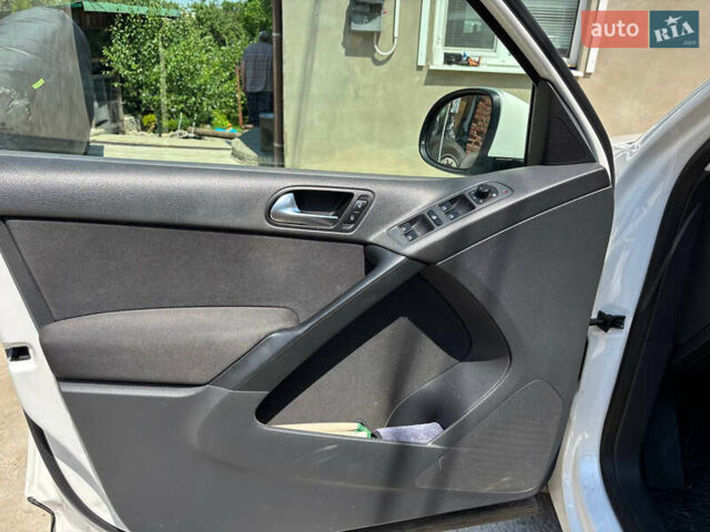 Білий Фольксваген Тігуан, об'ємом двигуна 2 л та пробігом 184 тис. км за 10000 $, фото 13 на Automoto.ua