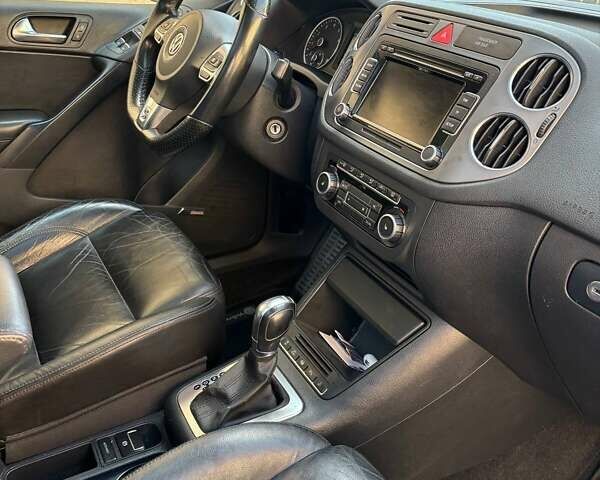 Білий Фольксваген Тігуан, об'ємом двигуна 2 л та пробігом 300 тис. км за 9800 $, фото 16 на Automoto.ua