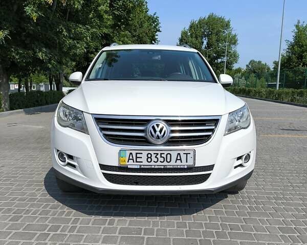 Белый Фольксваген Тигуан, объемом двигателя 2 л и пробегом 150 тыс. км за 10500 $, фото 1 на Automoto.ua