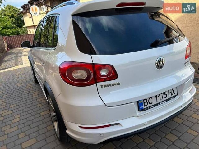 Білий Фольксваген Тігуан, об'ємом двигуна 2 л та пробігом 300 тис. км за 9800 $, фото 3 на Automoto.ua