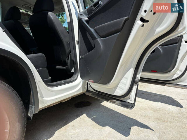 Білий Фольксваген Тігуан, об'ємом двигуна 2 л та пробігом 184 тис. км за 10000 $, фото 4 на Automoto.ua