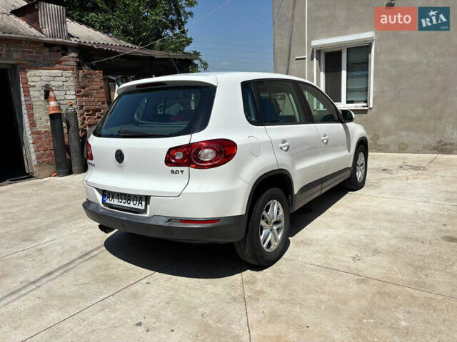 Білий Фольксваген Тігуан, об'ємом двигуна 2 л та пробігом 184 тис. км за 10000 $, фото 9 на Automoto.ua