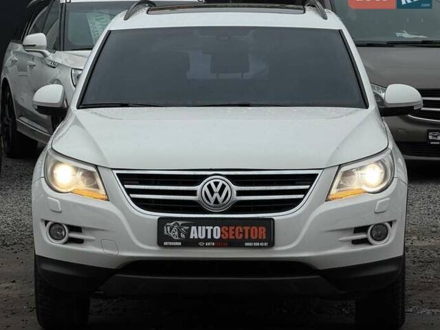 Белый Фольксваген Тигуан, объемом двигателя 2 л и пробегом 235 тыс. км за 11300 $, фото 3 на Automoto.ua