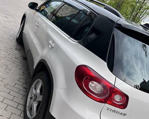 Білий Фольксваген Тігуан, об'ємом двигуна 1.98 л та пробігом 135 тис. км за 10800 $, фото 4 на Automoto.ua