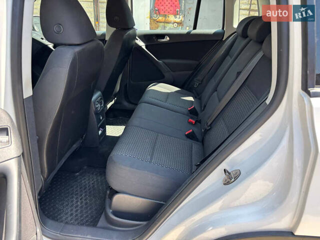 Білий Фольксваген Тігуан, об'ємом двигуна 2 л та пробігом 184 тис. км за 10000 $, фото 15 на Automoto.ua