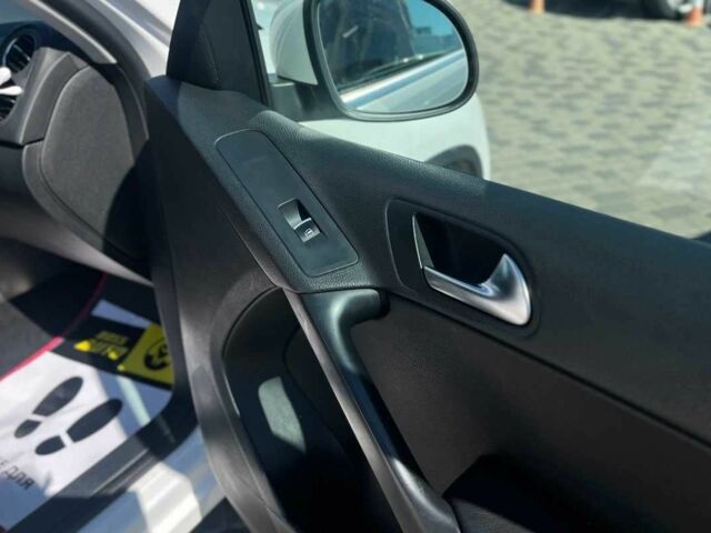 Білий Фольксваген Тігуан, об'ємом двигуна 2 л та пробігом 221 тис. км за 12800 $, фото 9 на Automoto.ua