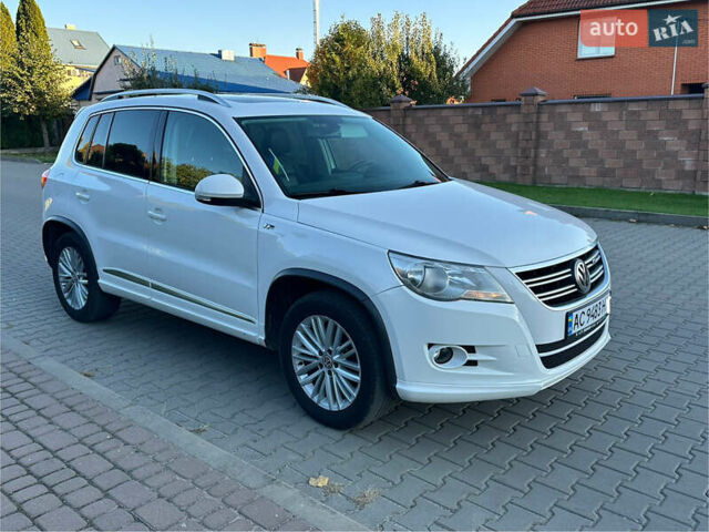 Білий Фольксваген Тігуан, об'ємом двигуна 2 л та пробігом 245 тис. км за 13500 $, фото 2 на Automoto.ua