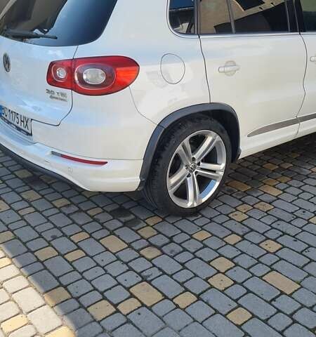 Білий Фольксваген Тігуан, об'ємом двигуна 2 л та пробігом 300 тис. км за 9800 $, фото 21 на Automoto.ua