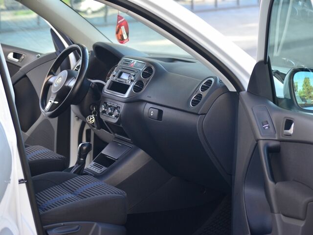 Белый Фольксваген Тигуан, объемом двигателя 2 л и пробегом 180 тыс. км за 11700 $, фото 6 на Automoto.ua